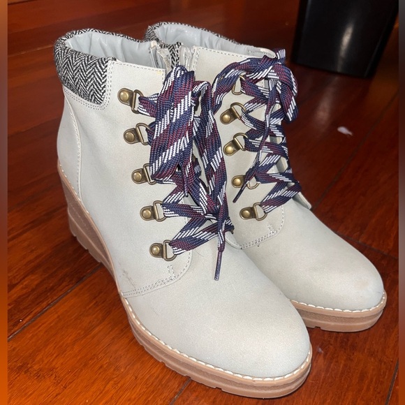 Maurice’s Size 10 NWT Women’s Light Grey Microsuede Booties / New Boots/ Wedges - Picture 7 of 8